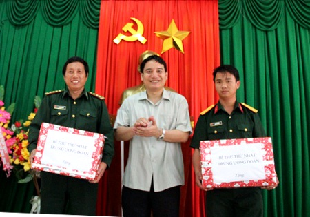 Đc Nguyễn Dắc Vinh, Ủy viên dự khuyết Trung ương Đảng, Bí thư thứ nhất Trung ương Đoàn tặng quà cho đại diện đại đội Hỗn hợp D30, Đồn Biên phòng Nhơn Châu